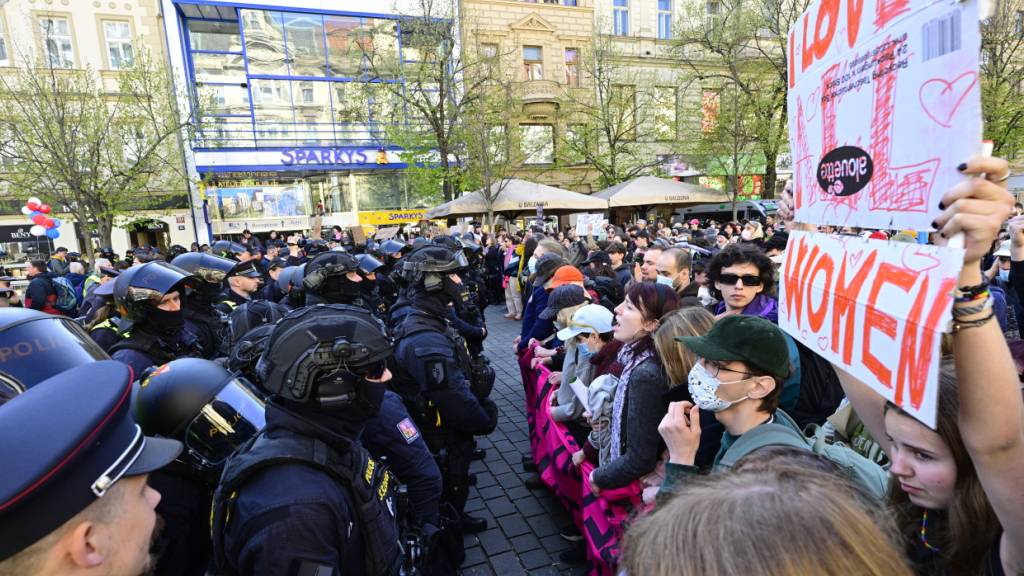 Polizeibeamte stehen Demonstranten bei der Veranstaltung  ́Marsch f ̧r das Lebena auf dem HradcanskÈ-Platz gegen ̧ber. Foto: ∑im·nek VÌt/CTK/dpa
