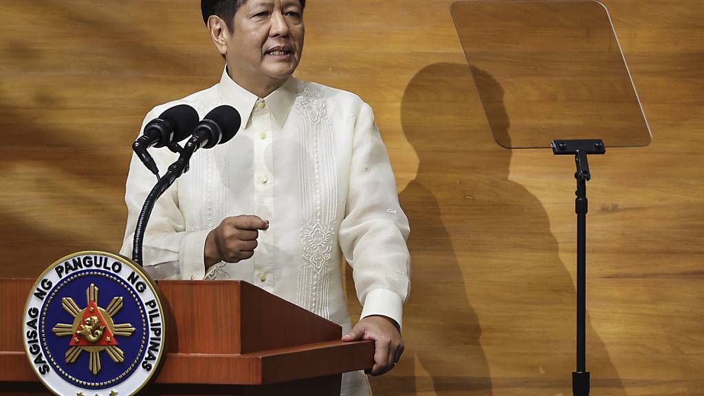 ARCHIV - Die philippinische Vizepräsidentin Sara Duterte hat öffentliche Drohungen gegen Präsident Ferdinand Marcos Jr. ausgesprochen. Foto: Gerard V. Carreon/AP/dpa