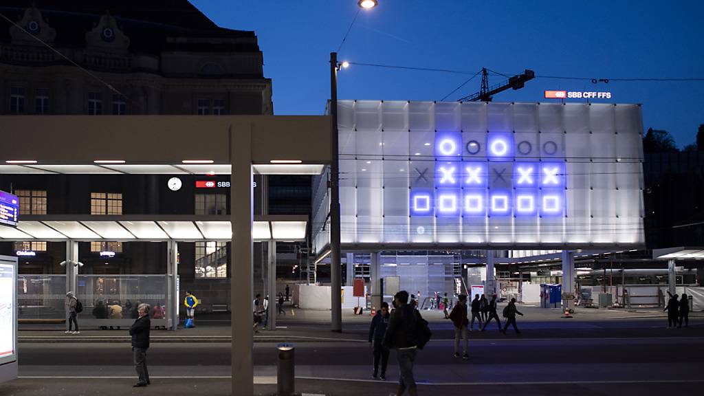 Nachtschwärmerinnen und Nachtschwärmer in der Ostschweiz können sich auf mehr öV-Verbindungen in der Nacht freuen. Im Bild der Bahnhof St. Gallen. (Archivbild)