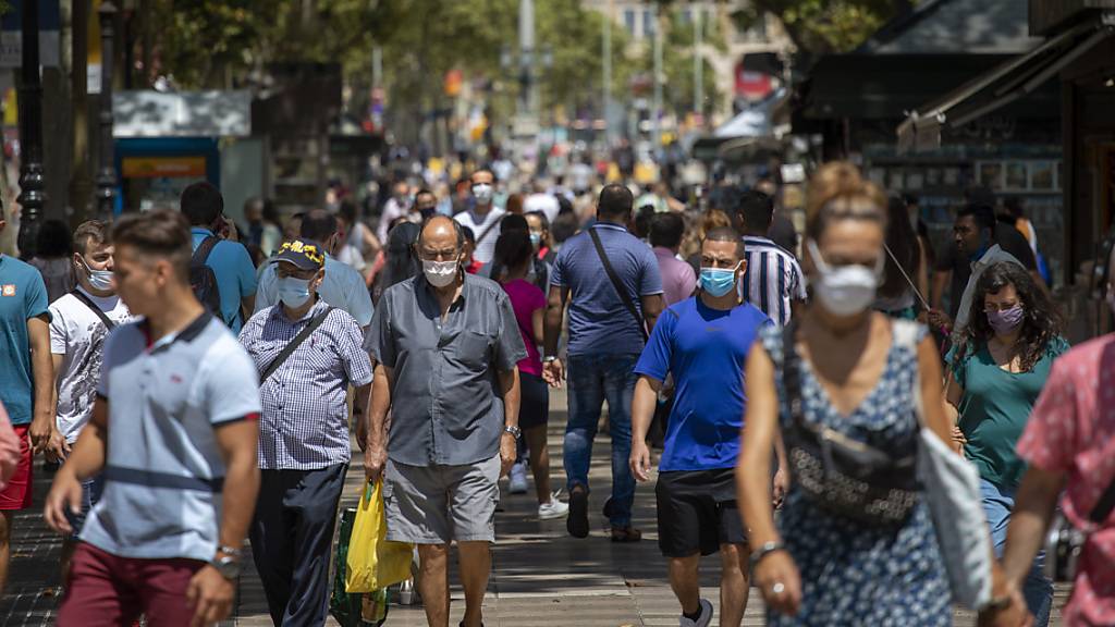 Menschen spazieren entlang der Ramblas von Barcelona. Foto: Emilio Morenatti/AP/dpa