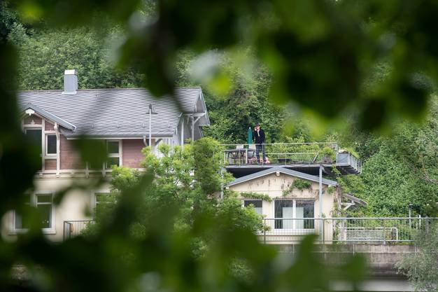 Swiss writer Christian Haller (right on the terrace) gives an interview from Laufenburg in Germany. Report from the border between Switzerland and Germany during the crown crisis, May 13, 2020.