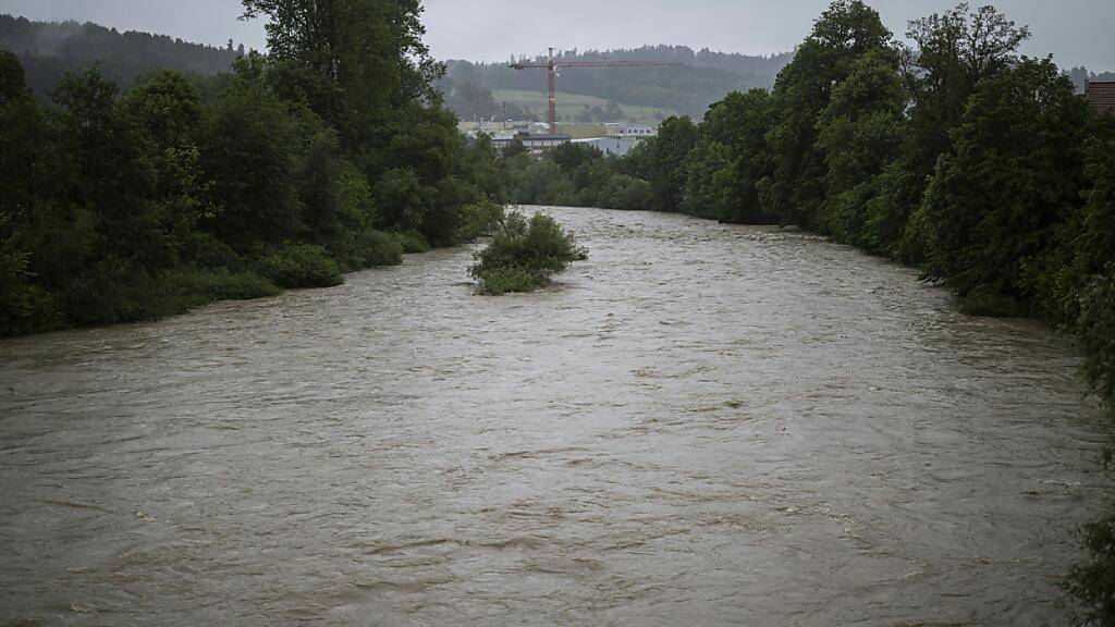 Die Thur bei Bischofszell TG führt nach starken Niederschlägen Hochwasser.