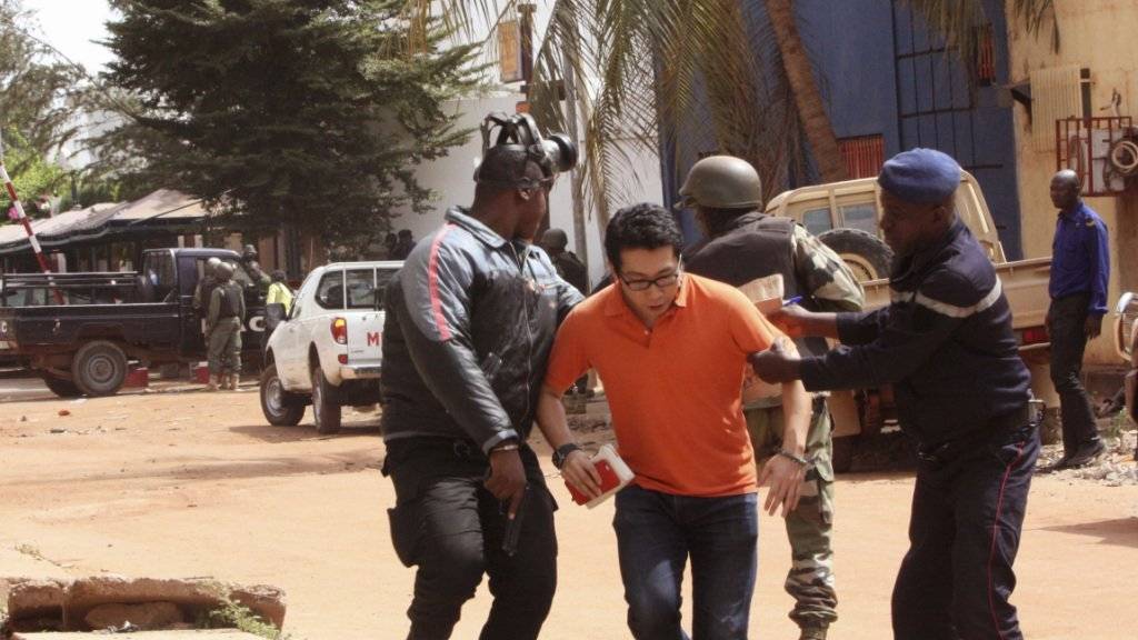 Geisel befreit: Nach dem Anschlag auf ein Hotel in Malis Hauptstadt Bamako, nimmt die Polizei zwei Verdächtige fest.
