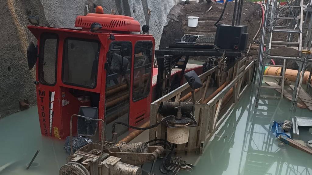 Weil die Entwässerungsanlage nicht mehr lief, wurde die Baugrube mit der darin stehenden Baumaschine überschwemmt.
