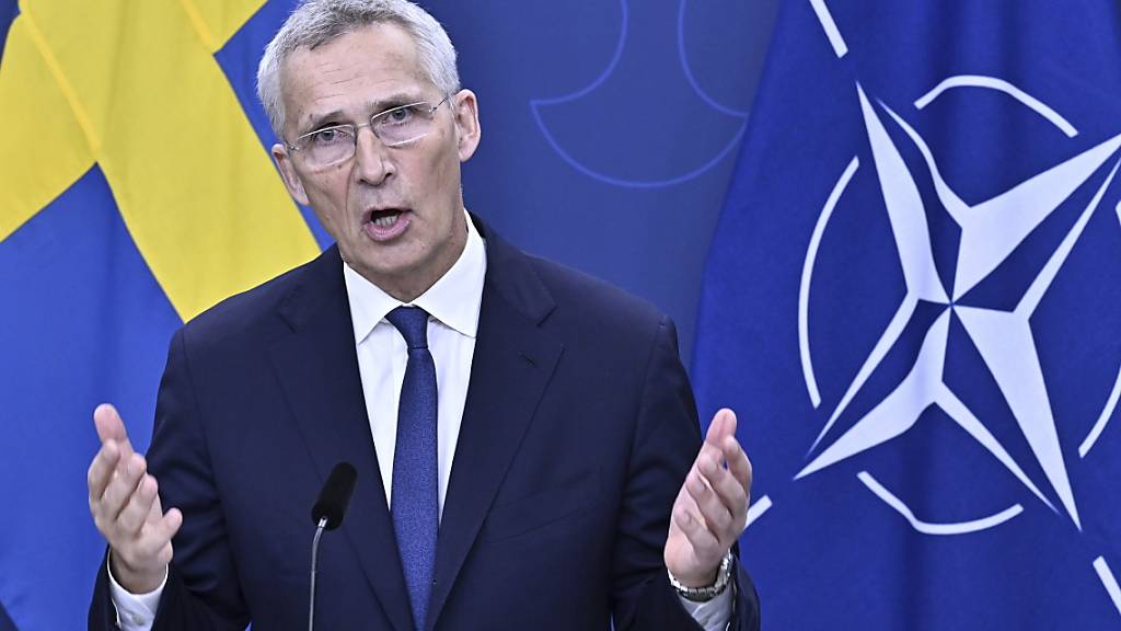 ARCHIV - Jens Stoltenberg, Nato-Generalsekretär, spricht während einer Pressekonferenz im schwedischen Regierungssitz Rosenbad im Rahmen des Nato-Industrie-Forums. Stoltenberg hat sich erfreut über die Fortschritte bei dem Projekt zur Ausrüstung der Ukraine mit westlichen Kampfflugzeugen gezeigt. Foto: Jonas Ekströmer/TT News Agency/AP/dpa
