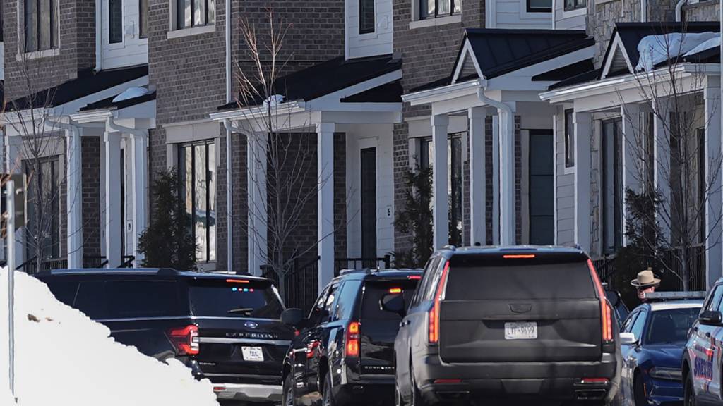 Ein Autokorso mit dem ehemaligen US-Präsidenten Bill Clinton nähert sich dem Chappaqua Performing Arts Center, wo Clinton im Rahmen einer Untersuchung des Kongresses über den verurteilten Sexualstraftäter Jeffrey Epstein aussagen wird. Foto: Angelina Katsanis/AP/dpa