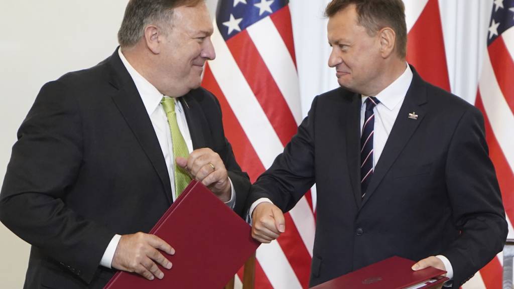 dpatopbilder - Mariusz Blaszczak (r), Verteidigungsminister von Polen, und Mike Pompeo, Außenminister der USA, nach der Unterzeichnung des Vertrags über die Stationierung von weiteren 1000 US-Soldaten in Polen. Foto: Janek Skarzynski/AFP Pool/AP/dpa