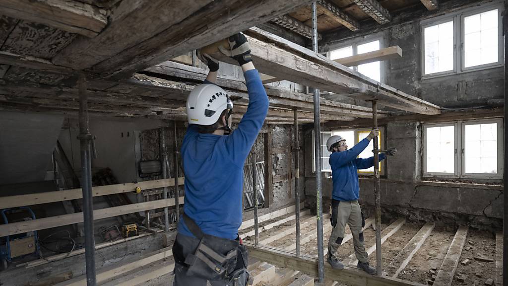 Die Schweizer Bauindustrie ist gut durch die Coronakrise gekommen. Im vergangenen Jahr wuchs der Umsatz im Bauhauptgewerbe um 4,5 Prozent.(Archivbild)