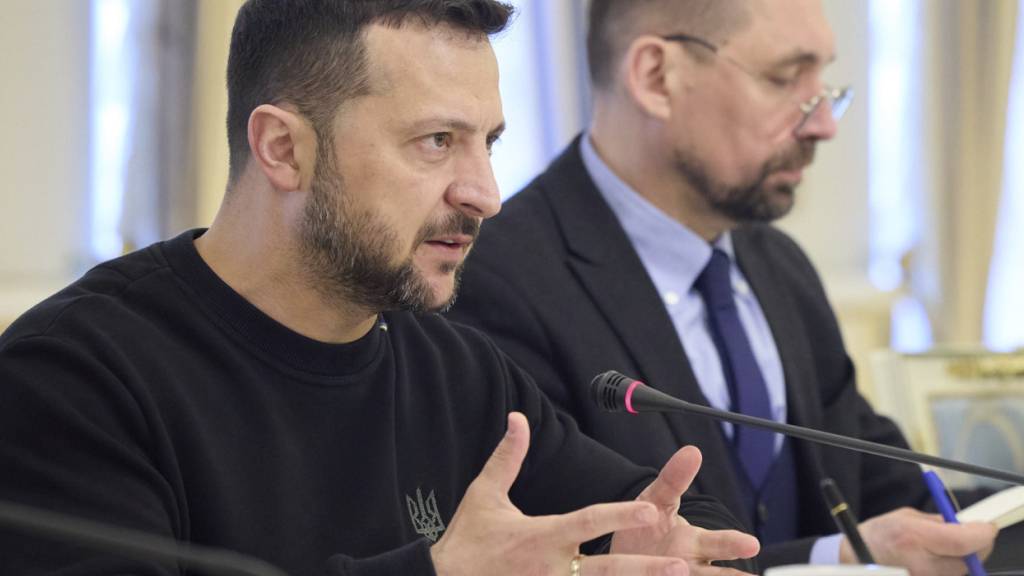 HANDOUT - Präsident Selenskyj während eines Treffens mit US-Außenminister Blinken in Kiew. Foto: ---/Ukrainian Presidential Press Office/AP/dpa - ACHTUNG: Nur zur redaktionellen Verwendung und nur mit vollständiger Nennung des vorstehenden Credits