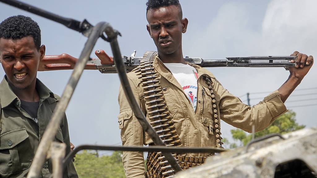Sicherheitskräfte betrachten die Trümmer nach einem Anschlag auf den Polizeichef von Mogadischu. Foto: Farah Abdi Warsameh/AP/dpa