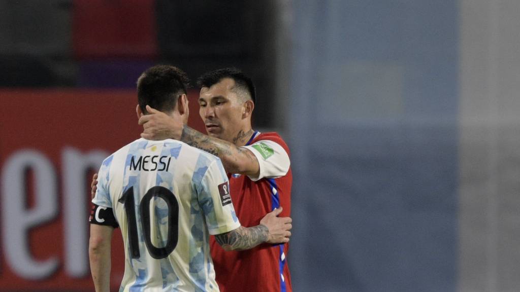 Lionel Messi tauscht sich mit Chiles Gary Medel aus
