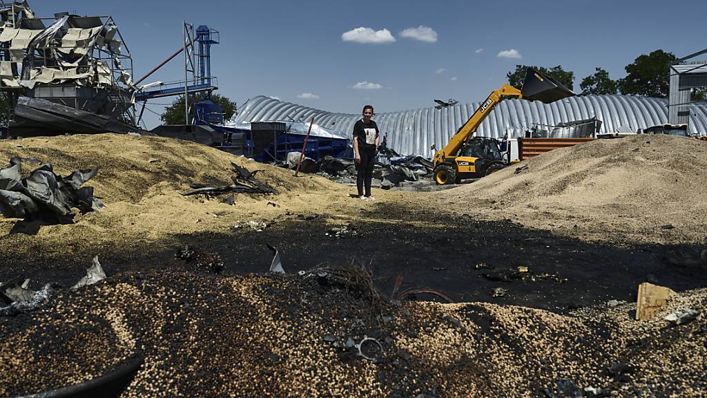 Olha steht zwischen den Trümmern eines landwirtschaftlichen Lagergebäudes, das bei einem russischen Angriff zerstört wurde. Foto: Libkos/AP/dpa