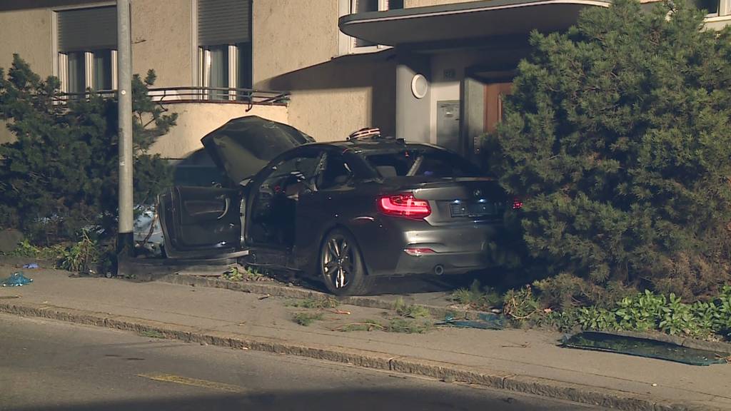 Mit BMW in Haus gekracht – Beifahrerin (16) schwer verletzt aus Auto befreit 