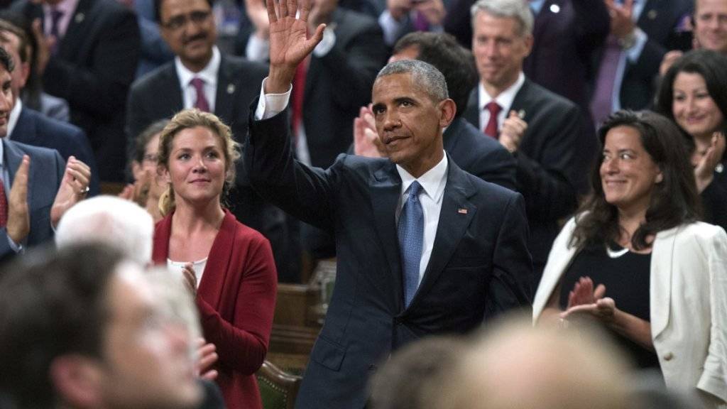 US-Präsident Barack Obama winkt nach einer Rede im kanadischen Parlament in Ottawa.