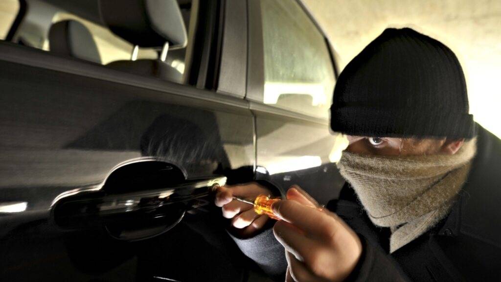 Beim Einbruch in eine Autogarage in Rickenbach stahlen drei mutmässliche Täter einen Porsche. (Symbolbild)