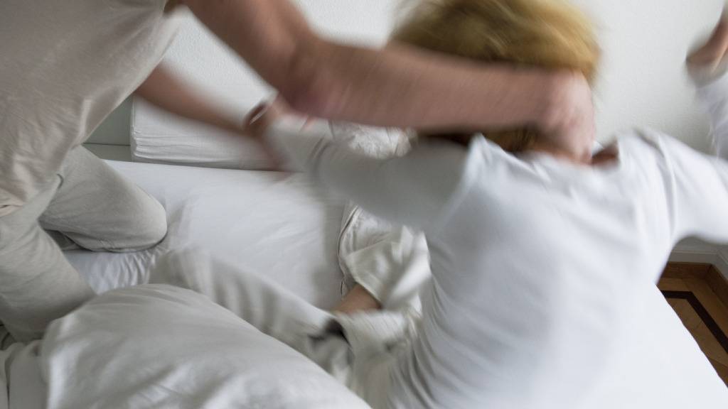 Die Bündner Regierung hat ein Gesetz gegen häusliche Gewalt erarbeitet und den Entwurf in die Vernehmlassung geschickt. (gestelltes Symbolbild)