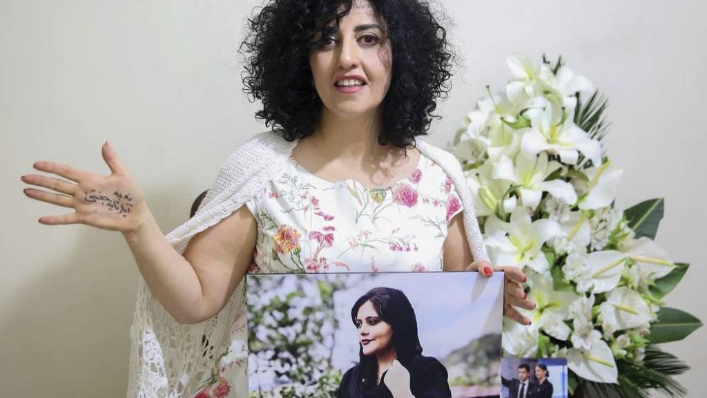 ARCHIV - Auf diesem vom Archiv der Narges-Stiftung via AP veröffentlichten Foto ist die Friedensnobelpreisträgerin Narges Mohammadi zu sehen, nachdem sie am Mittwoch, dem 4. Dezember 2024, vorübergehend aus dem Gefängnis entlassen wurde. Foto: Uncredited/Narges Foundation Archive/AP/dpa