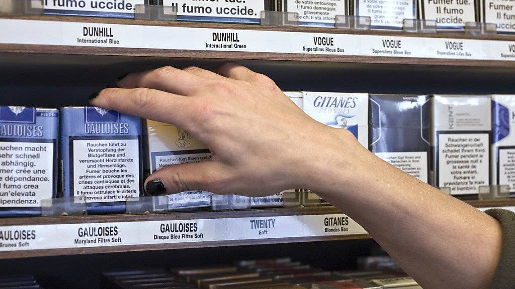 Der Verkauf von Zigaretten an Minderjährige soll künftig schweizweit verboten sein. So will es der Bundesrat. (Themenbild)
