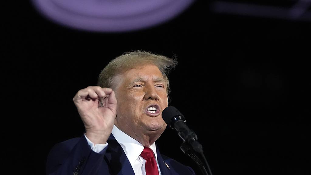 ARCHIV - Der frühere US-Präsident Donald Trump bemüht sich Berichten zufolge wenige Stunden nach der Entscheidung des Supreme Court zur Immunitätsfrage um die Aufhebung seiner Verurteilung in New York. Foto: Gerald Herbert/AP/dpa