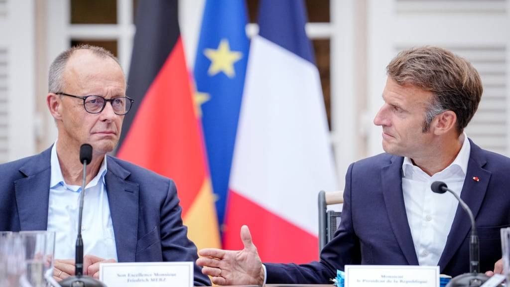 Bundeskanzler Friedrich Merz (CDU, l) wird von Frankreichs Präsident Emmanuel Macron im Fort de Bregancon, einer Residenz des französischen Präsidenten an der südfranzösischen Cote d'Azur, zum Abendessen empfangen. Die Regierungen beider Länder kommen am 29.08.2025 zum sogenannten Ministerrat in der südfranzösischen Küstenstadt Toulon zusammen. Zuvor stimmen sich Merz und Macron ab. Im Mittelpunkt sollen die Wirtschafts- und Sicherheitspolitik stehen. Foto: Kay Nietfeld/dpa