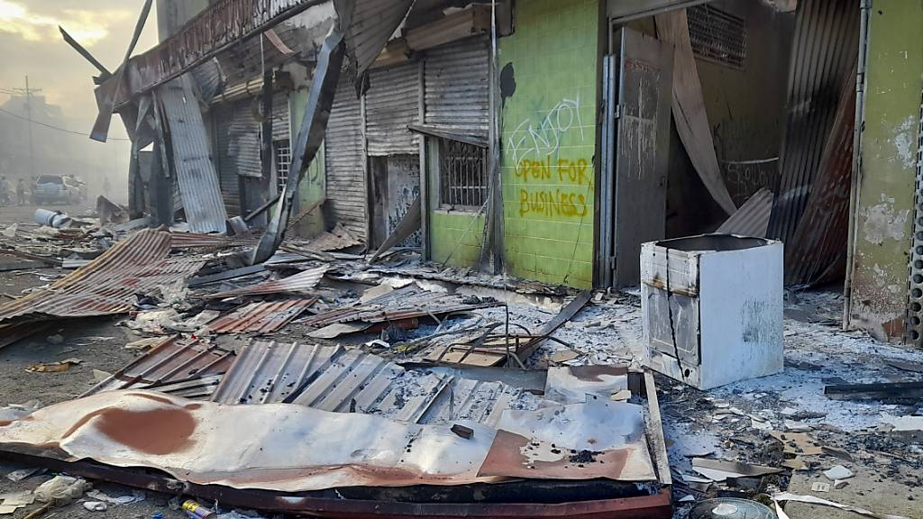Trümmer liegen auf der Straße vor beschädigten Geschäften in Chinatown. In der Hauptstadt der Salomonen kam es in den vergangenen Tagen bei Protesten gegen die Regierung zu Unruhen. Foto: Piringi Charley/AP/dpa