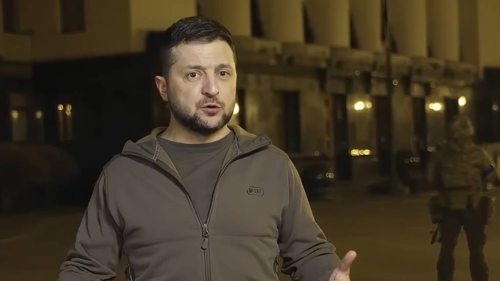 Wolodymyr Selenskyj spricht in einer Videobotschaft.