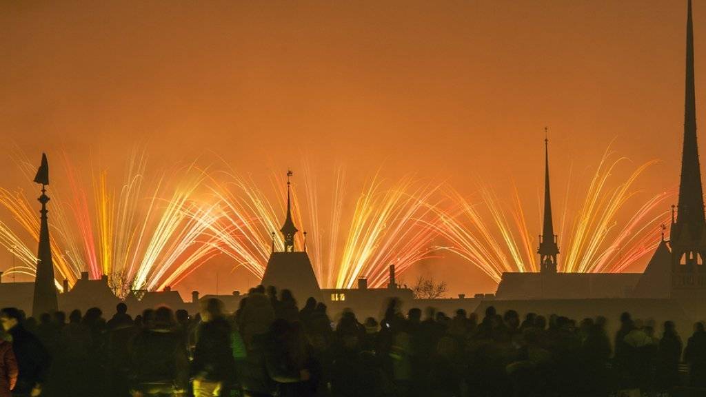 Das Feuerwerk am Zürcher «Silvesterzauber» war wegen des nächtlichen Nebels nicht vollständig zu sehen.