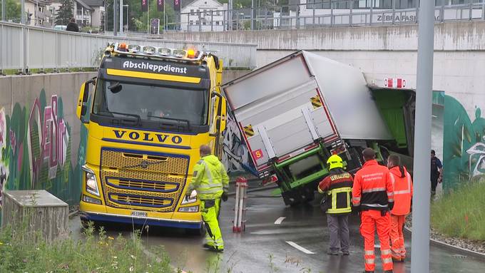 Lastwagen bleibt in Mägenwil in Unterführung stecken 