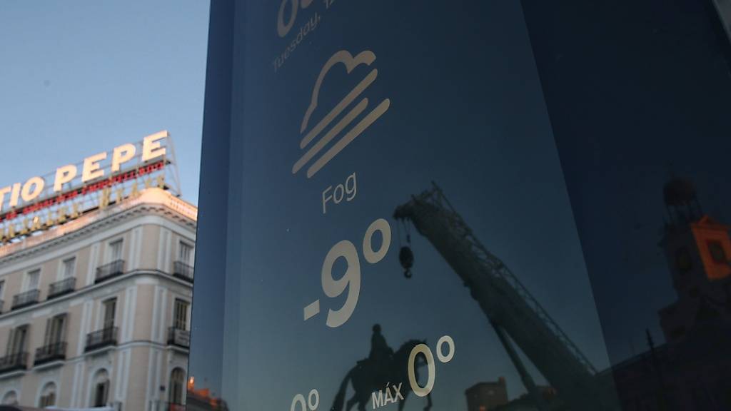 Ein Bildschirm an der Puerta del Sol in Madrid zeigt eine Temperatur von -9 Grad an. Foto: Eduardo Parra/EUROPA PRESS/dpa