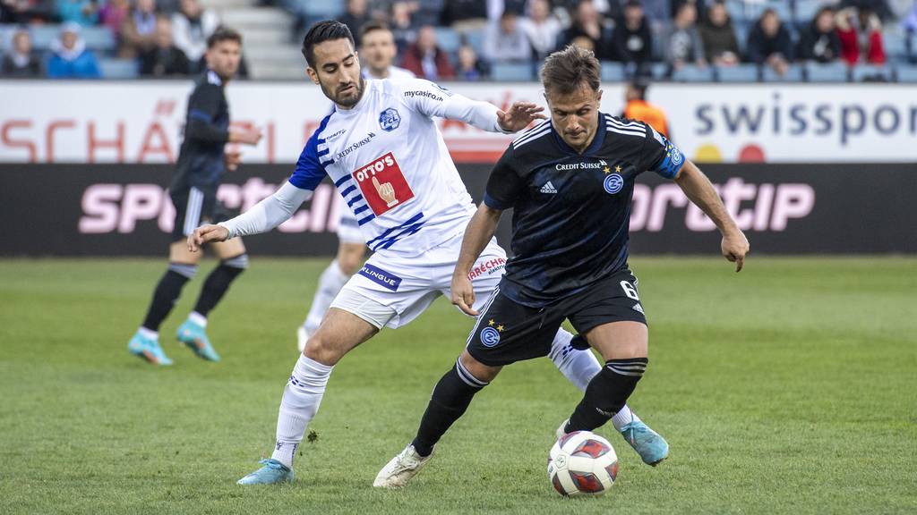 Samuele Campo, links, von Luzern im Spiel gegen Amir Abrashi, rechts, von GC beim Super League Meisterschaftsspiel zwischen dem FC Luzern und den Grasshoppers Zuerich vom Sonntag, 13. Maerz 2022 in Luzern.