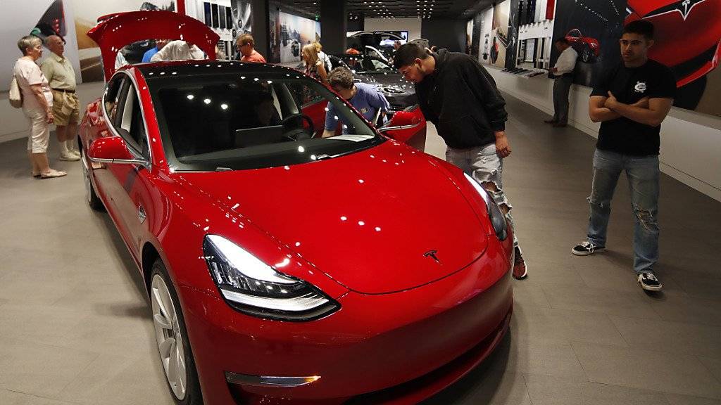 Nächste Kehrtwende von Tesla-Chef Elon Musk: Das Model 3 gibt es nur noch im Laden oder per Telefon zu bestellen. Die Basisversion als Elektroauto zum Preis von 35'000 Dollar wurde schon nach kurzer Zeit wieder aus dem Online-Angebot genommen. (Archivbild)