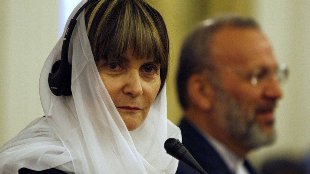Das Bild sorgte für Furore: die frühere Aussenministerin Micheline Calmy-Rey mit ihrem damaligen iranischen Amtskollegen Manuchehr Mottaki in Teheran. (Archiv)