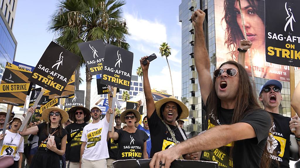 SAG-AFTRA-Mitglieder streiken vor dem Netflix-Hauptquartier in Los Angeles. Foto: Chris Pizzello/Invision/AP/dpa