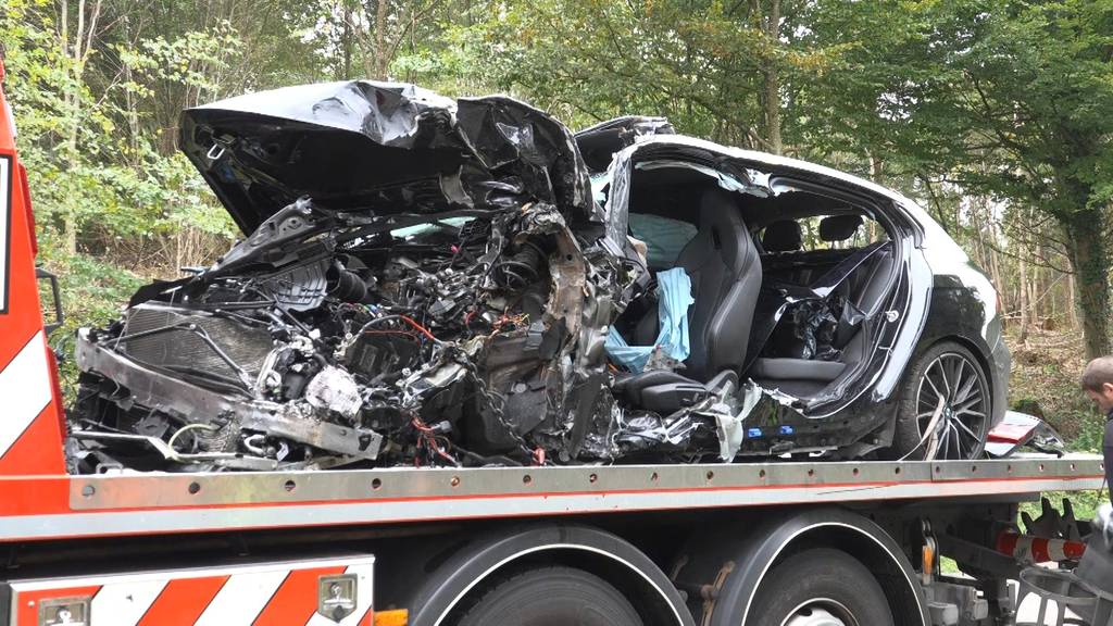 Autofahrer wird bei Zusammenstoss mit Lastwagen in Gutenswil schwer verletzt