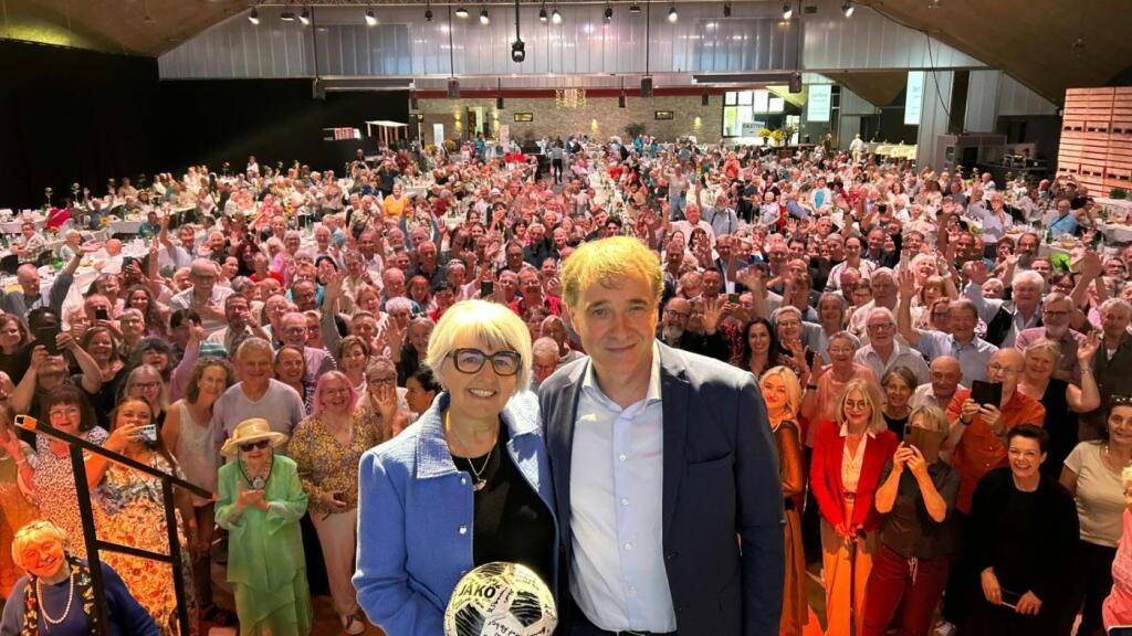 Bundesrätin Elisabeth Baume-Schneider und Guido Fluri von der gleichnamigen Stiftung posieren in Langenthal vor den rund 800 geladenen ehemaligen Verdingkindern.