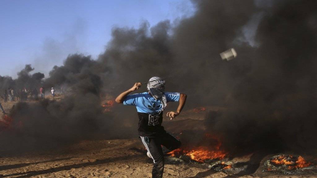 Nach den blutigen Auseinandersetzungen zwischen israelischen Soldaten und palästinensischen Demonstranten an der Grenze zum Gazastreifen ist ein dritter Palästinenser seinen Verletzungen erlegen. (Archivbild)