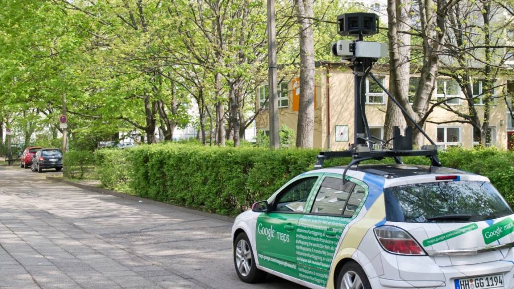 Google Street View ging in Deutschland vor zehn Jahren an den Start. Mit speziellen Kameraautos filmt Google weltweit immer wieder die Strassen ab. (Archiv)