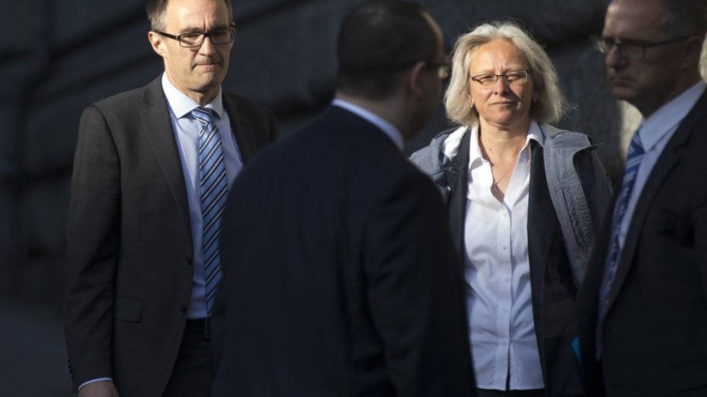 Vor Gericht wegen des Messerstecher-Inserats von 2011: SVP-Generalsekretär Baltisser und seine Stellvertreterin Bär. (Archivbild)