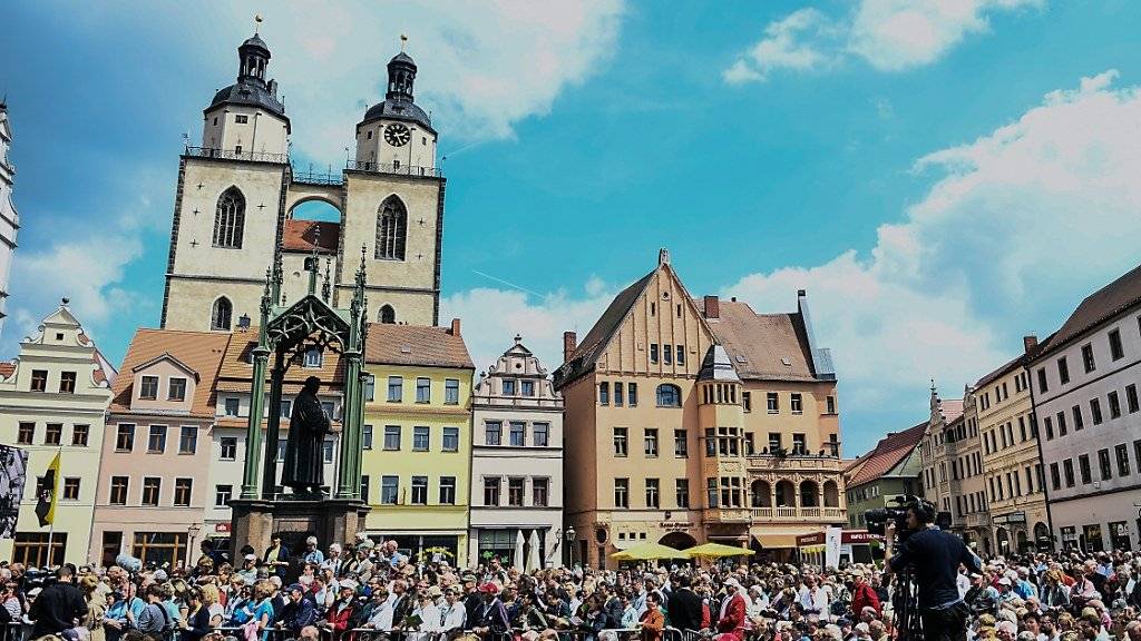 Anlässlich des 500. Jahrestags der Reformation präsentieren sich rund achtzig Aussteller in den Wallanlagen der mittelalterlichen Stadt Wittenberg, dem Wirkungsort von Martin Luther.