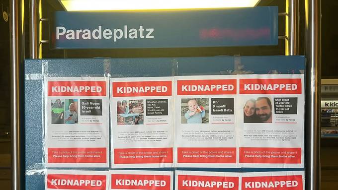 «Kidnapped»: Deshalb säumen diese Flyer Zürcher Tramhaltestellen