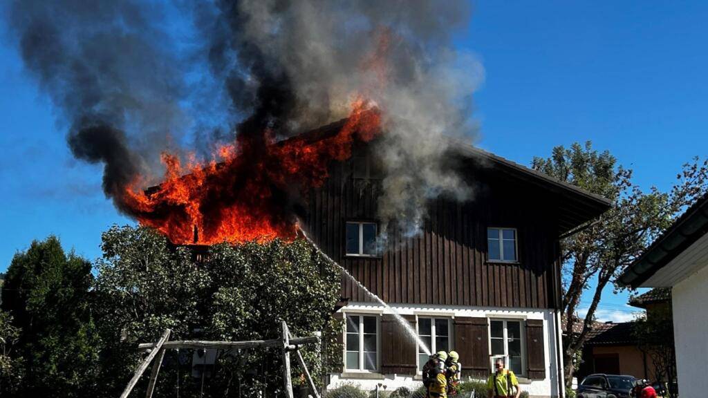 Der Sachschaden durch den Vollbrand in Laupen im Zürcher Oberland beläuft sich auf mehrere Hunderttausend Franken.