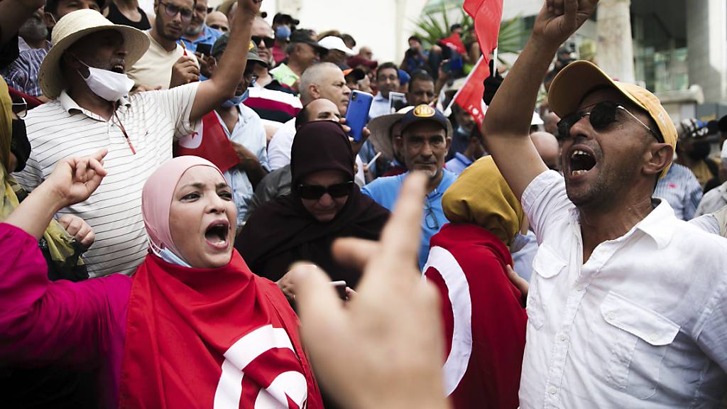 Demonstrierende skandieren Slogans während eines Protests gegen den Präsidenten Saied. Foto: Riadh Dridi/AP/dpa