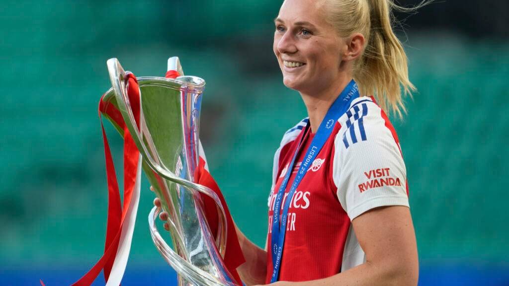Voller Selbstvertrauen: Schwedens Starstürmerin Stina Blackstenius strahlt mit dem Champions-League-Pokal, zu dem sie Arsenal mit dem Siegtor im Final geschossen hat