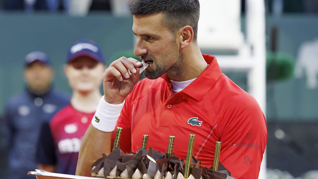 Ein verdientes Stück Torte zum 37. Geburtstag nach getaner Arbeit: Novak Djokovic lässt es sich schmecken