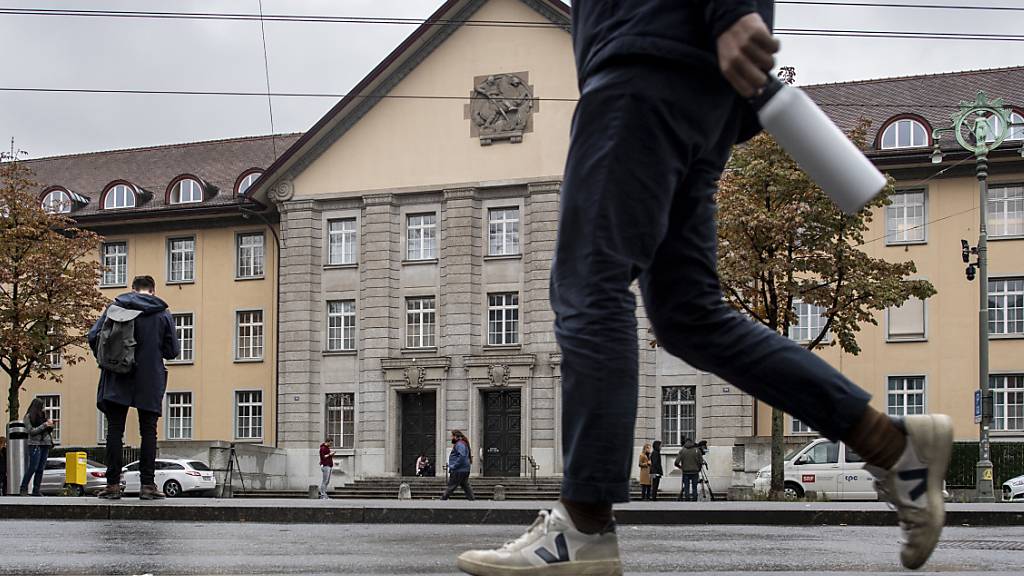 Staatsanwaltschaft und Verteidiger waren sich am Bezirksgericht Zürich einig, dass eine junge Frau ihren Vater in Todesangst erschossen hat. (Symbolbild)