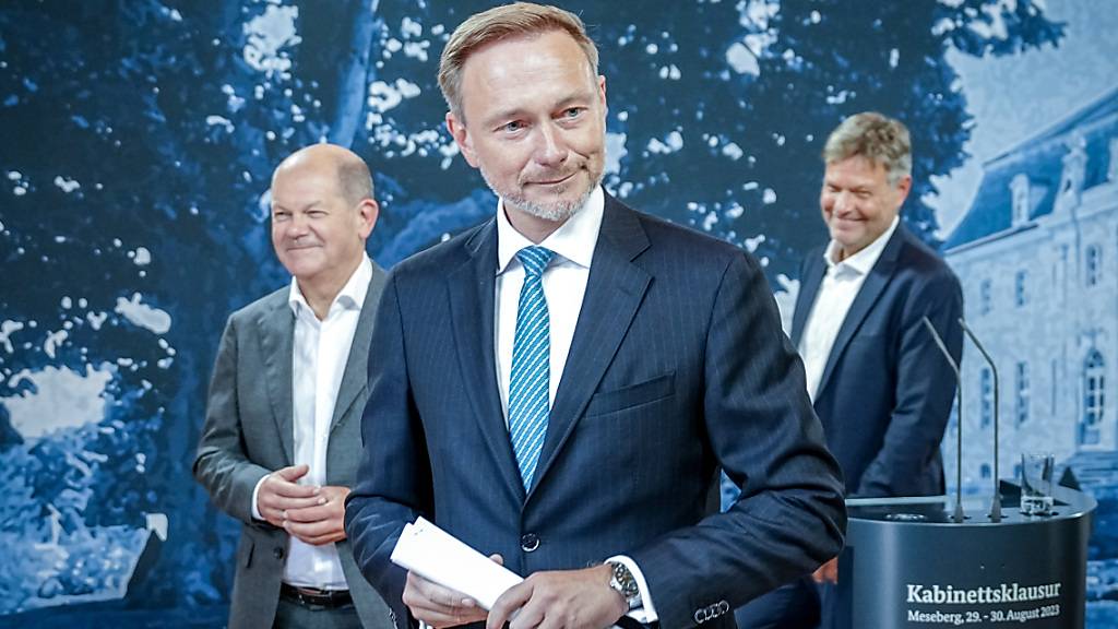 Christian Lindner (M), Bundesminister der Finanzen, Bundeskanzler Olaf Scholz (l) und Robert Habeck, Bundesminister für Wirtschaft und Klimaschutz, geben am Rande der Halbzeit-Klausur vor Schloss Meseberg ein Pressestatement. Foto: Kay Nietfeld/dpa