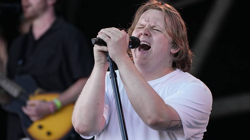 Wieder ganz oben in den Schweizer Charts: Der schottische Singer-Songwriter Lewis Capaldi. (Archivbild)