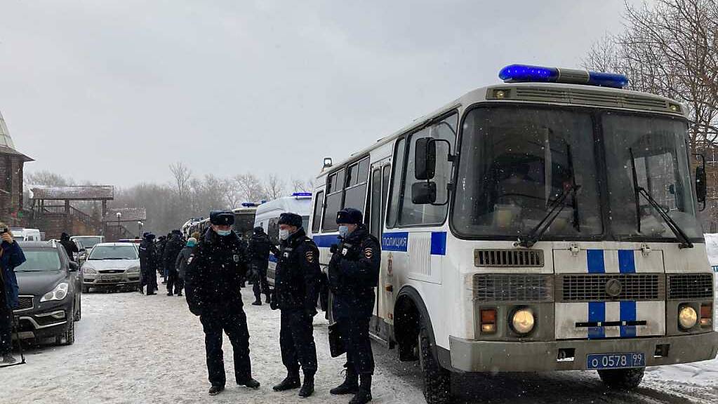 Russische Sicherheitskräfte haben bei einer Razzia in Moskau eine Versammlung der Opposition aufgelöst und mehrere Menschen festgenommen. Foto: Hannah Wagner/dpa