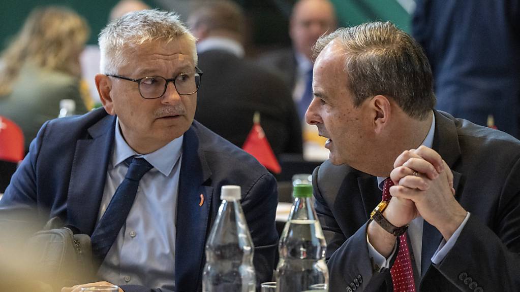 Der Zuger Nationalrat Gerhard Pfister (rechts) ist für weitere vier Jahre Präsident der Mitte. Im Amt bestätigt wurde auch der jurassische Ständerat Charles Juillard (links) als Vizepräsident.