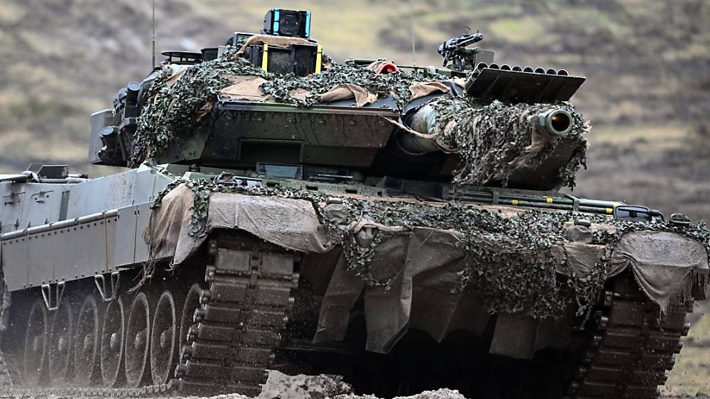ARCHIV - Deutschland hat die Abgabe von Leopard-2-Panzern an die Ukraine angekündigt - und will mit einem Rückerwerb von Kampfpanzern aus der Schweiz Materiallücken schließen. Foto: Federico Gambarini/dpa